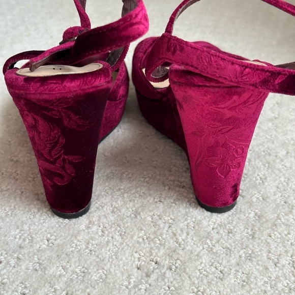 Woman’s Rampage Velvet Wedges patterned 4.5 inch heel. Size 8.5 M, color: Maroon - Picture 7 of 10